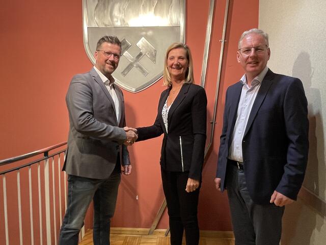 Nach der Angelobung im Gemeindeamt von Pölfing-Brunn: Bezirkshauptfrau Doris Bund mit dem Neo-Bürgermeister Hannes Schlag (l.) und dem neuen Vize-Bgm. Karl Michelitsch | Foto: Susanne Veronik