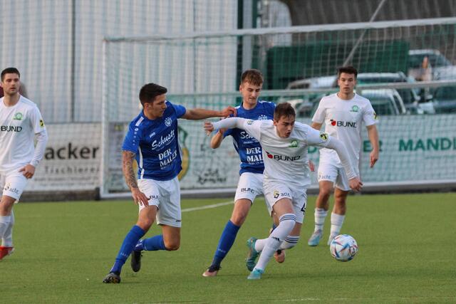 Ein temporeiches Derby gab es in Straden. Tobias Mencigar war mit einem Doppelpack beim 3:1-Sieg gegen Hof der Matchwinner. | Foto: schmidbauer