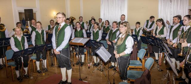 Kapellmeister Thomas Vorauer mit dem Musikverein Klaus. | Foto: MV Klaus