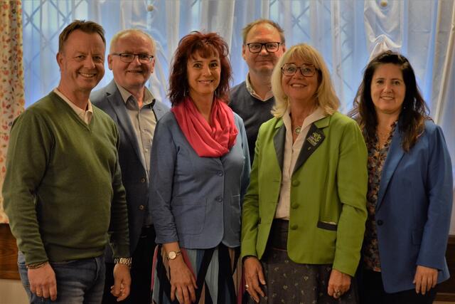Zehn Jahre Zeit-Hilfs-Netz Trofaiach: Bürgermeister Mario Abl, Gerhard Vötsch, Projektleiterin Susanne Sacher, Gemeinderat Johannes Greilberger, Geschäftsführerin Landentwicklung Steiermark Sandra Höbel und Stadträtin Elisabeth Marchler (v.l.) im Rahmen der Jubiläumsfeier | Foto: KK