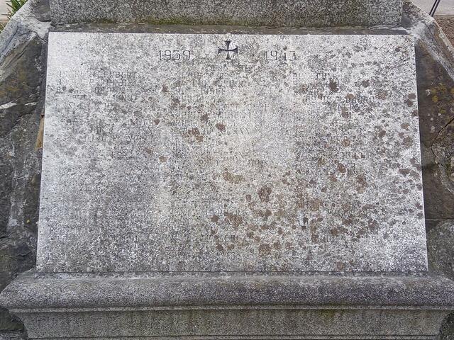 Bei diesem Kriegerdenkmal in Inzersdorf sind die Namen kaum mehr lesbar.  | Foto: FPÖ Liesing