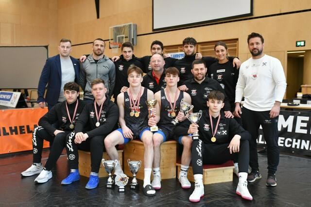 Mit fünf österreichischen Meistertiteln kehrte der Ringerclub A.C. Wals von den U-20 Meisterschaften im Freistil und griechisch-römischen Stil aus dem Ort Klaus zurück. | Foto: AC Wals