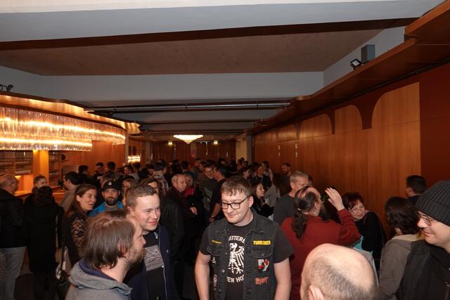 Wie neugierig man auf den Kabarettisten und Musiker Marco Pogo war, wurde vor Beginn der Veranstaltung im Foyer mehr als deutlich. | Foto: Michael Blinzer