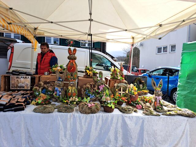 Am Kunsthandwerksmarkt gab es viel zu entdecken. Vor allem aber die Osterhasen aus Fischbach. | Foto: Eva Reindl