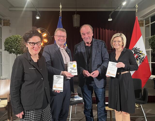 Elisabeth Schweeger, künstlerische Leiterin der Kulturhauptstadt, Europaabgeordneter Hannes Heide, Schriftsteller Robert Menasse und Bürgermeisterin Ines Schiller mit den beiden Erfolgsromanen "Die Hauptstadt" und "Die Erweiterung". | Foto: Chris Gütl