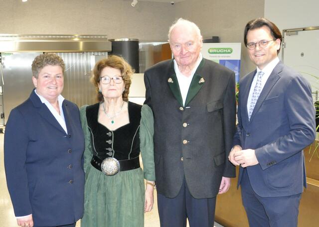 v.l.n.r. GfGR Sabine Figl, Hermine und Josef Brucha, Bürgermeister Bernhard Heinl | Foto: Marktgemeinde Michelhausen