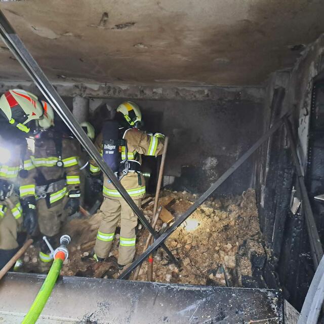 Die Garage gleicht nach dem Brand einer Ruine. Der Schaden ist enorm. | Foto: FF Hof