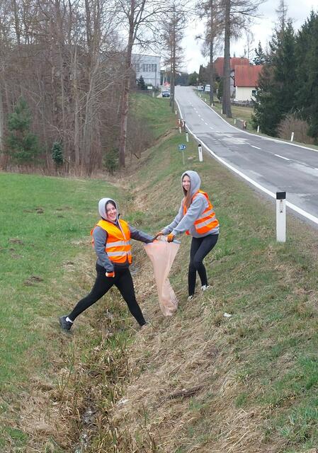 Katharina Brunner und Tabea Steiner beim Sammeln an der B5 | Foto: Marktgemeinde Eisgarn