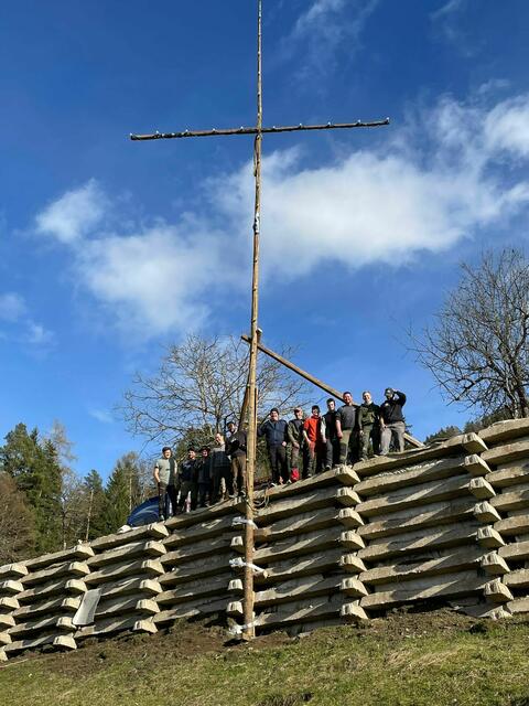 Der OKV Hardegg mit seinen Helfern stellte das Osterkreuz oberhalb des Kreuthteiches auf. | Foto: OKV Hardegg