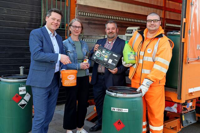 Jürgen Czernohorszky, Michaela Schüchner (beide SPÖ), Andreas Kuba und Ivan Manojlovic (beide von der MA 48) bei "Prosa" (v. l. n. r.). | Foto: Votava
