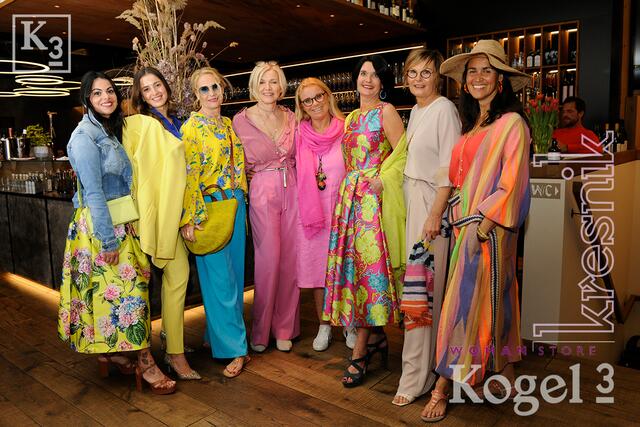 Traumhafte Outfits trugen die "Models" von Kresnik Woman Store, am Bild mit Helga Kresnik und Beatrix Drennig (Bildmitte) | Foto: Apresvino