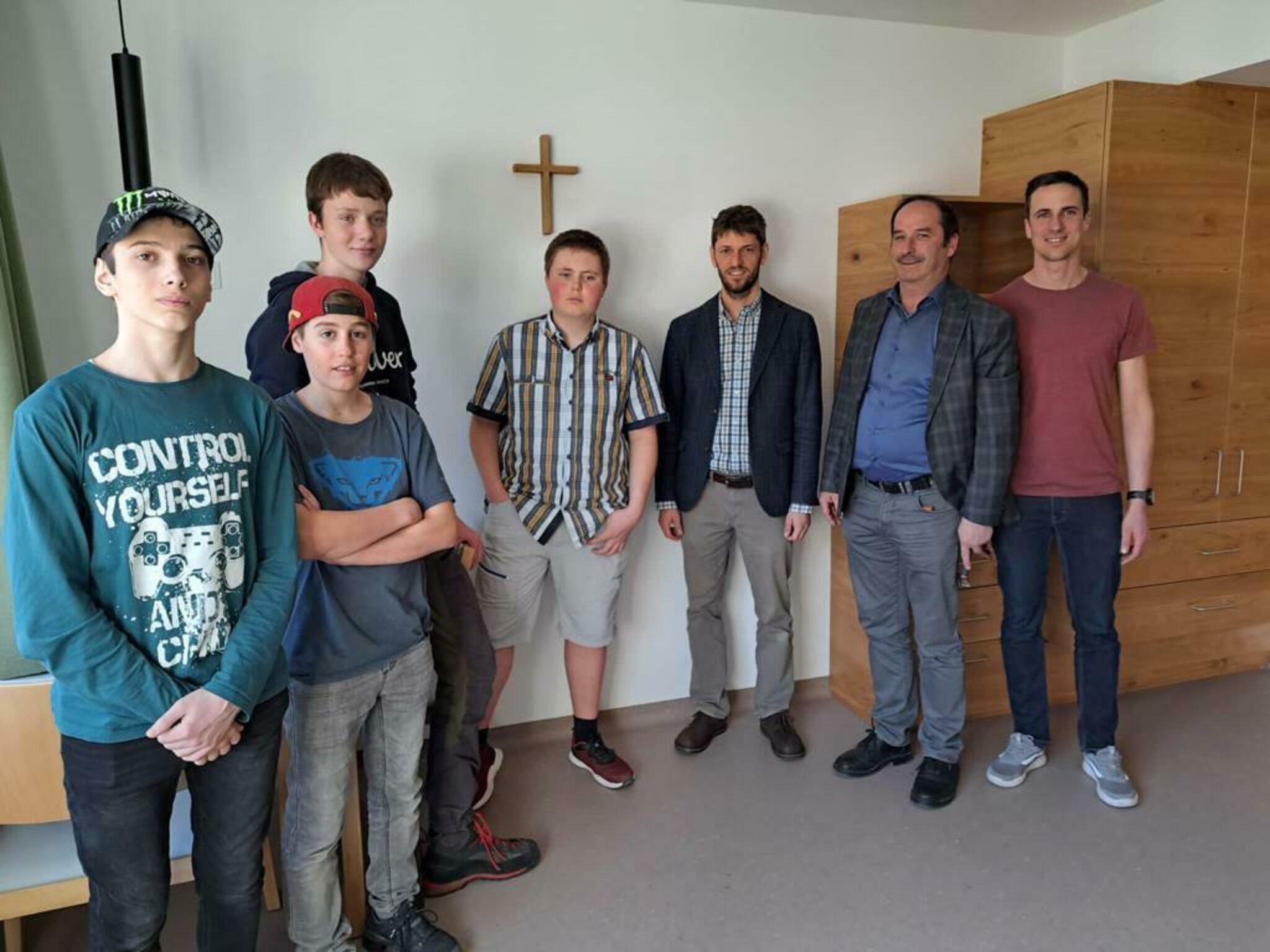 Handgefertigte-Kreuze-aus-Holz-schm-cken-Seniorenwohnheim