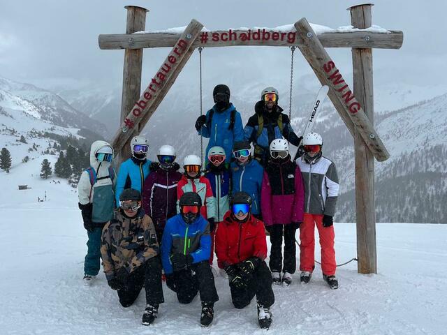 Schülerinnen und Schüler der 4. Klassen des BG/BRG Neunkirchen in Obertauern. | Foto: Mag. Reisenauer