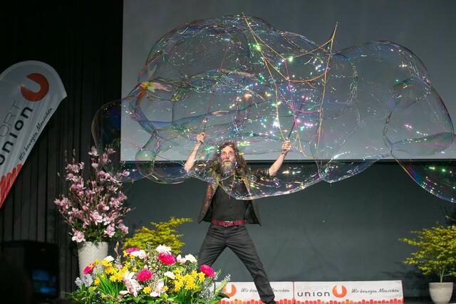 Aramis Gehberger begeisterte die 200 Gäste mit einer eindrucksvollen Seifenblasen-Show. | Foto: Cityfoto.at