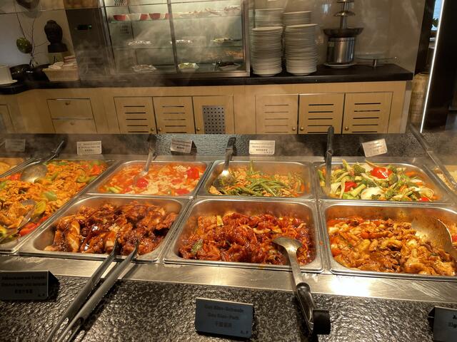 Warme Speisen beim Buffet.  | Foto: Miriam Al Kafur