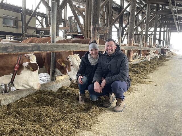 Das einheimische Landwirtepaar Verena und Stefan Enzenhofer von Enzimilch. | Foto: BRS