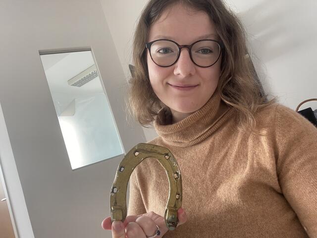 Lieben Dank  für diesen tollen Glücksbringer spricht Redakteurin der BezirksBlätter Neusiedl am See, Kathrin Haider dem Halbturner Johann Kiss für eines von rund 3.500 Hufeisen aus seiner Sammlung aus, die sie im August bewundern durfte. | Foto: Kathrin Haider