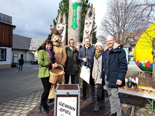 v.r. Tourismusobmann Klaus Zink mit seinem Team, Marianne Dornhofer, Peter Fasching, Hannes Brunnhofer, dem Osterhasen und Rosemarie Rohrer, in Vertretung von Bürgermeisterin Silvia Karelly freuten sich über den gelungen Osterhasenkirtag und bedanken sich bei den unzähligen Besuchern und den vielen Helfern, die auch dazu beitragen, dass dieses Fest jedes mal ein toller Erfolg ist.
