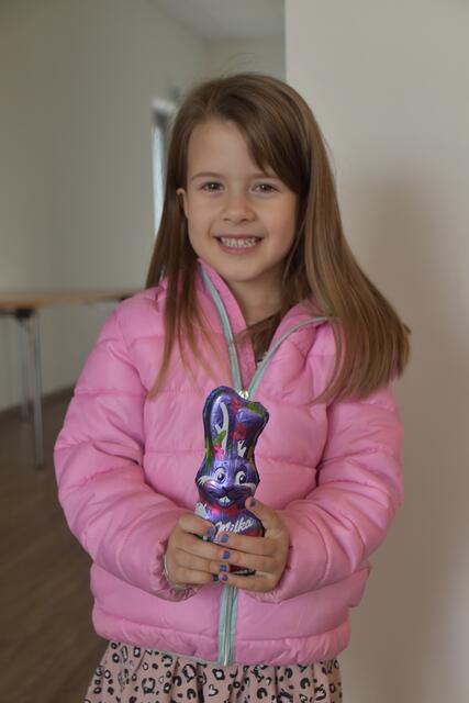 Alexandra freute sich über ihren Schoko-Osterhasen. | Foto: Michael Strini