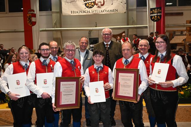 Geehrte Musikantinnen und Musikanten mit ihren ersten Gratulanten. | Foto: Lukas Korbuly