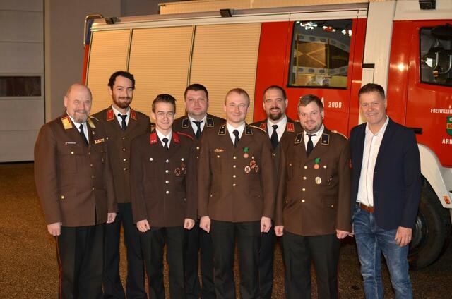 Das neue Kommando mit Bezirksfeuerwehrkommandant Josef Bröderbauer: Zugskommandant
Stefan Altenhofer, Schriftführer Alexander Arnreiter, Gerätewart Florian Hinterleitner,
Feuerwehrkommandant Michael Peinbauer, Stellvertreter des Feuerwehrkommandanten Robert
Reiter, Kassier Simon Engleder und Bürgermeister Heinz Kobler (v.l.). | Foto: FF Arnreit