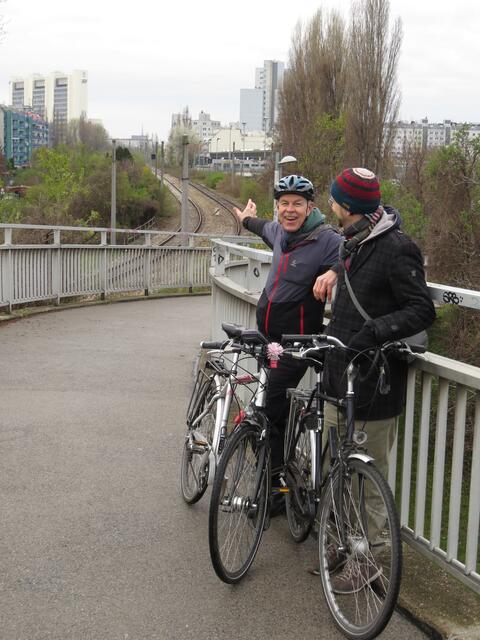 Geht es nach Rolf Nagel (l.) und der Radlobby Brigittenau, sollen die alten Gleise der Nordwestbahn zu einem Radhighway umfunktioniert werden. Laut Bezirk ist dies aber schon längst geplant.
 | Foto: Radlobby Brigitenau