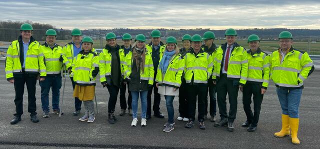 Vertreter der Wirtschaft aus den Bezirken  Hartberg-Fürstenfeld und der Südoststeiermark beim Lokalaugenschein auf der S7-Baustelle. | Foto: WK