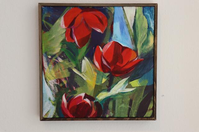 In der Ausstellung „Frühlingserwachen" fangen Gemälde mit kräftigen Farben die Blicke der Besucher ein.  | Foto: Martina Obertimpfler 