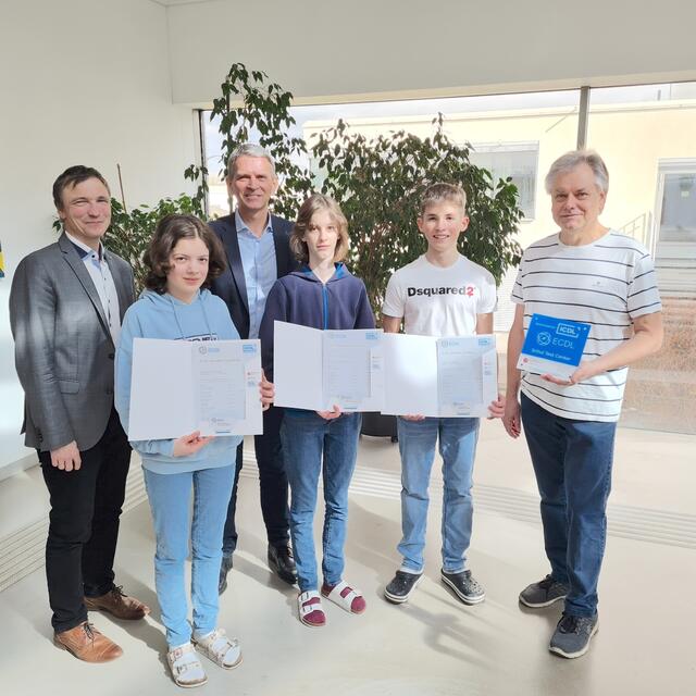 Roland Bieber, Generalsekretär der Österreichischen Computer Gesellschaft, gratulierte bei der diesjährigen Zertifizierung als ECDL-Schule dem Schulteam sowie den Schülerinnen und Schülern für die ausgezeichnete Arbeit. Im Bild mit Mirjam Gerhartinger (4c), Direktor Hartwin Eichberger, Marlies Doleschal ($c), Leo Draschkovits (4C) und Ewald Fichtinger. | Foto: AHS Korneuburg
