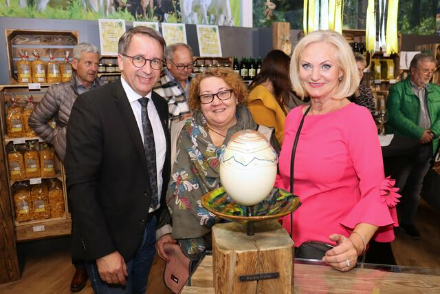 Johannes Schmid hatte es das Ei von Glaskünstlerin Renate Prehal angetan. | Foto: Cescutti