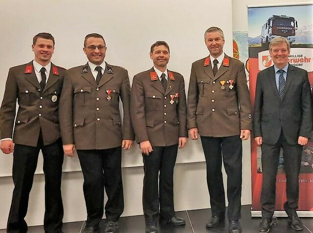 Die alte bzw. neue Führung mit Kassier Johannes Landmann, Schriftführer Josef Hofer, Kommandant Paul Landmann, Kommandant-Stellvertreter Christoph Mair und Bürgermeister Hans Schweigkofler (v. li.). | Foto: Roswitha Wörgötter