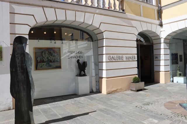 Die Galerie Maier gibt es seit 1973 und derzeit werden dort Bilder und Skulpturen gezeigt, die das Frühlingserwachen feiern.   | Foto: Martina Obertimpfler 