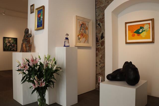 Licht, leuchtende Farben und ein Blumenstrauß sorgen in der Galerie Maier für positive Stimmung.  | Foto: Martina Obertimpfler 