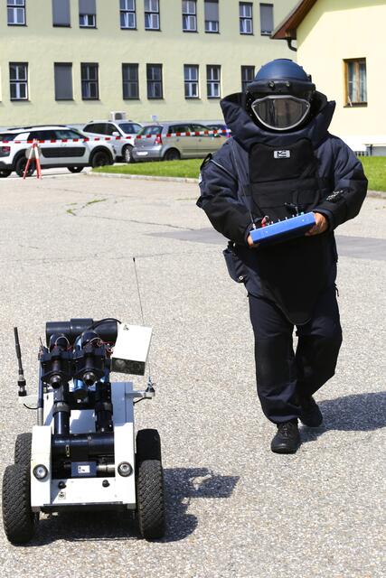 Spezialkräften vom Entschärfungs- und Entminungsdienst in Oberlienz im Einsatz (Symbolfoto) | Foto: BezirksBlätter