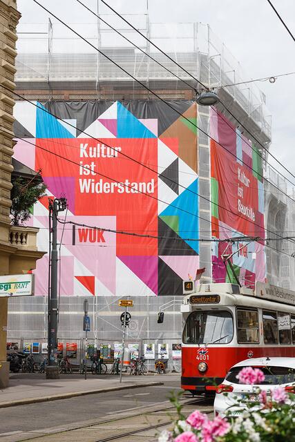 Solche Bauplanen wurden zu Taschen verarbeitet, die im Zuge des Crowdfundings als kleines Geschenk verschickt werden. | Foto: Harald Mairböck