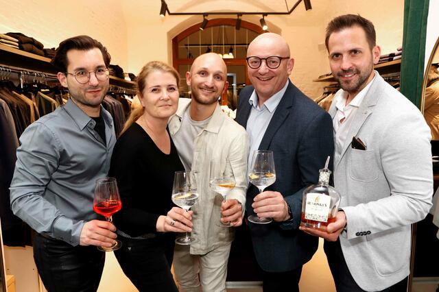 Von links: Markus K. Fashion-Chef Markus Karl Pusztai, Frauenärztin Doris Steiger-Bauer, Fabian Hötzeneder, Chef der Cocktailbar Lennox und Co-Chef Markus K. Fashion, Gemeinderat Wolfgang Steiger, Whisky-Produzent Peter Affenzeller. | Foto: Maringer