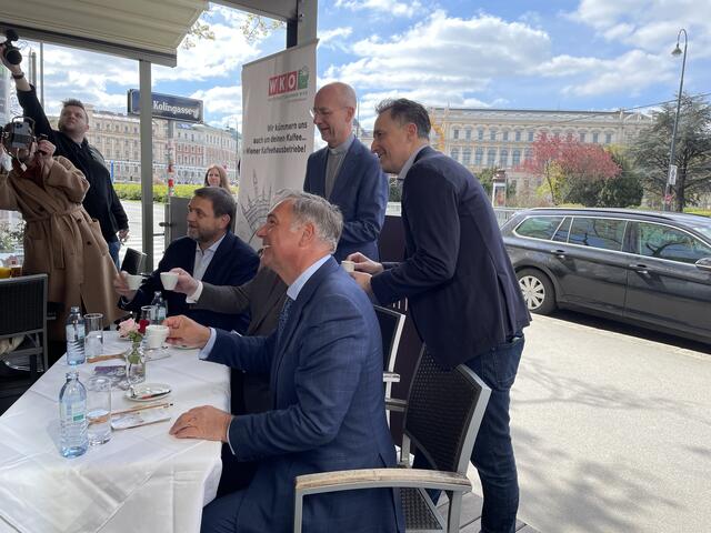 Gemeinsam tranken die Ehrengäste ihren ersten Kaffee im Freien. | Foto: Teischl/RMA