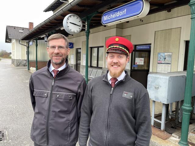 Die Fahrdienstleiter Andreas Lemmerer (links) und sein Kollege Christoph Laus vom Bahnhof in Micheldorf. | Foto: Staudinger
