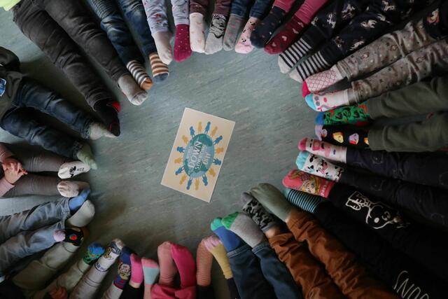 Spazierraupe, Sonne und Socken: Das tut sich in den Kindergärten