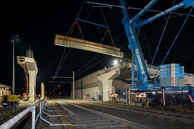 Tonnenschwere Brückenteile: 24 Fertigteilelemente aus Stahlbeton wurden zwischen 1. und 5. April 2023 eingehoben – der Rohbau der neuen Überfahrtsbrücke in den Scheibsgraben ist damit fertig.  | Foto: ÖBB/Chris Zenz