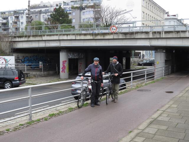 Geht es nach Rolf Nagel (l.) und der Radlobby Brigittenau, sollen die alten Gleise der Nordwestbahn zu einem Radhighway umfunktioniert werden. Laut Bezirk ist dies aber schon längst geplant. | Foto: Radlobby Brigitenau
