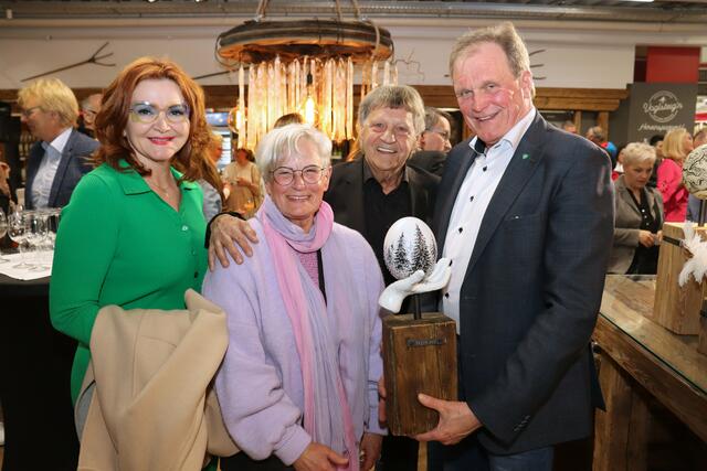 LAbg. Erwin Dirnberger mit Gattin erstanden das Ei von Regina Uedl, im Hintergrund Hans Gigerl. | Foto: Cescutti