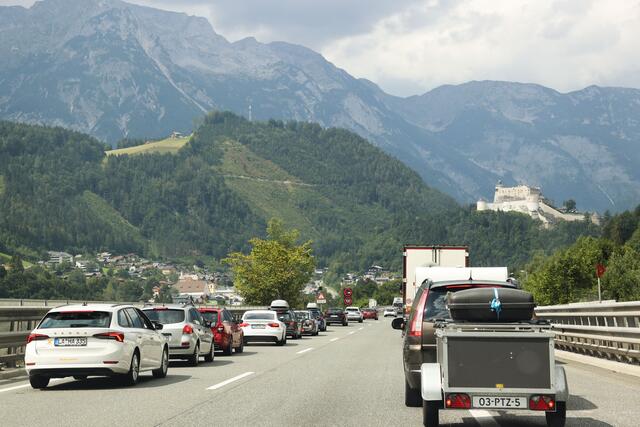 Im Sommer schieben sich regelmäßig Blechlawinen durch den Pongau in Richtung Süden. Die Abfahrtssperren der letzten Jahre haben das Problem zwar mancherorts entspannt, oft aber noch nicht das gewünschte Ergebnis erzielt. | Foto: Franz Neumayr