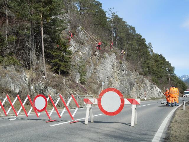 Böschungen, Hänge und Felswände im ganzen Land werden im Zuge der Felsräumarbeiten überprüft. Loses Gestein und Gehölz werden von den Mitarbeitern der Straßenmeistereien entfernt (Symbolbild). | Foto: ZOOM.TIROL