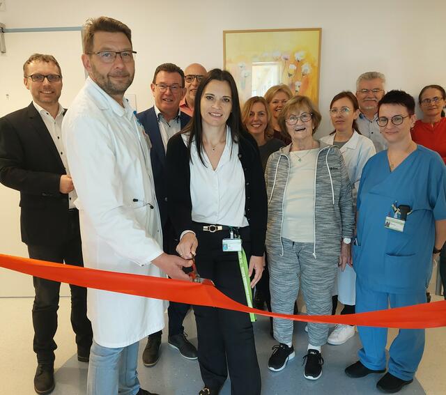 Primar Anton Sandhofer und Pflege-Expertin Cornelia Haas schnitten das rote Band zur Eröffnung der neuen Station für Innovative Altersmedizin und Pflege (IAM) an der Landesklinik Hallein durch. | Foto: SALK