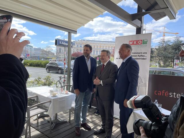 Fachgruppenobmann der Wiener Kaffeehäuser, Wolfgang Binder, gemeinsam mit Bürgermeister Michael Ludwig (SPÖ) sowie Wiener Wirtschaftskammer-Präsident Walter Ruck. | Foto: Teischl/RMA