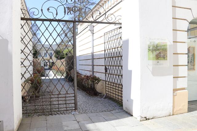 Hinter der Galerie Maier befindet sich ein Garten mit Skulpturenpark. (Im Bild: Eingang zum Skulpturenpark) | Foto: Martina Obertimpfler 