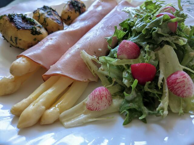 Rezepttipp der Familie Deyerling: Spargelröllchen  | Foto: Gemüsebau Deyerling