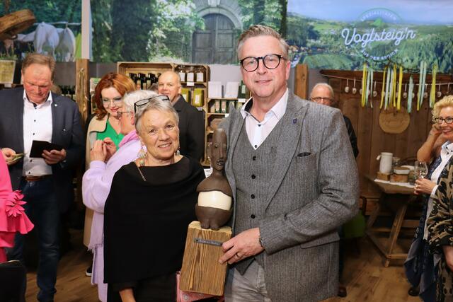 Elisabeth Raunig sorgte für ein afrikanisch angehauchtes Ei, das holte sich Helmut Linhart. | Foto: Cescutti