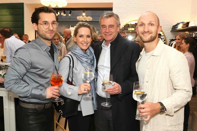 Von links: Markus K. Fashion-Chef Markus Karl Pusztai, Claudia Schaller, RLB OÖ-Generaldirektor Heinrich Schaller, Fabian Hötzeneder, Chef der Cocktailbar Lennox und Co-Chef Markus K. Fashion. | Foto: Maringer